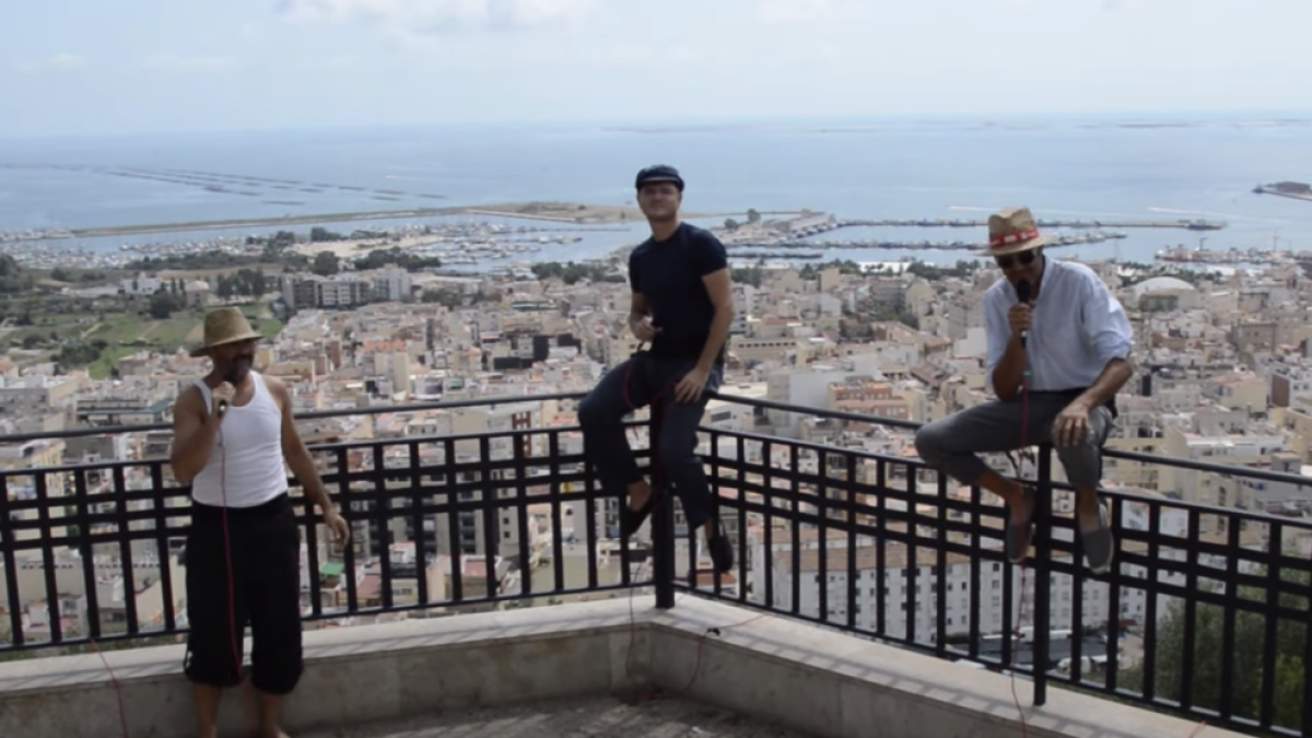 Una canción a favor de votar por|para 'La Ràpita' en el referéndum para modificar el nombre del municipio