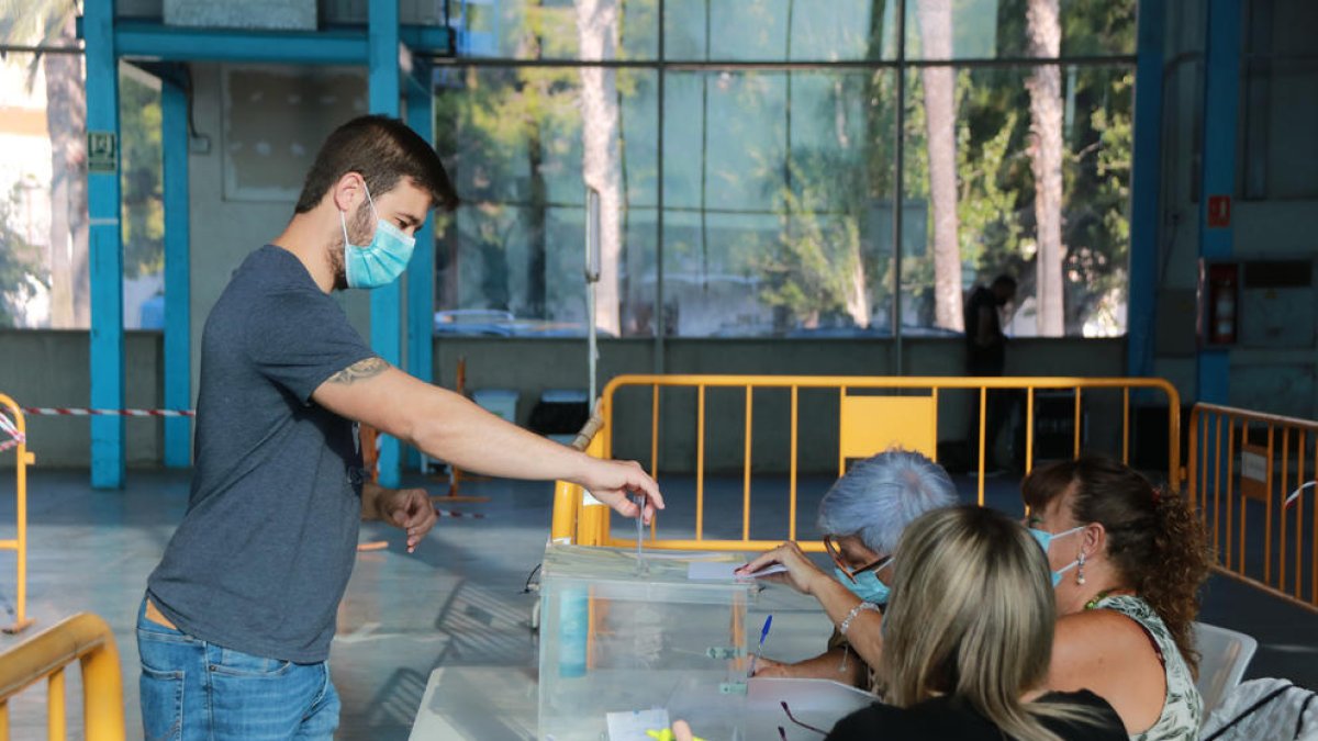 Gran afluencia de sancarlenses para votar en la consulta popular sobre el nombre del municipio de Sant Carles de la Ràpita