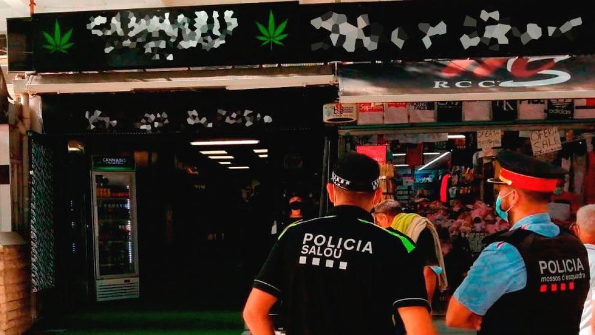 Els Mossos inspeccionen un herbolari de Salou on es venien substàncies amb marihuana
