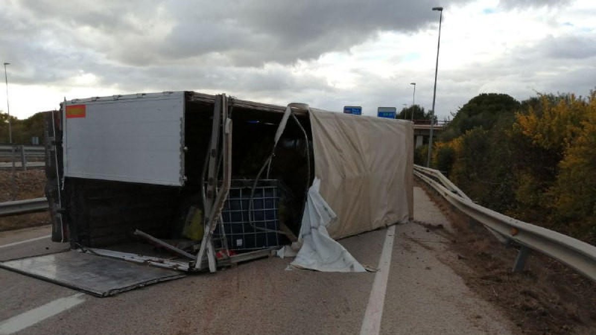 Accident al lateral de l'A7 a Vila-seca per un remolc que s'ha desenganxat d'un camió