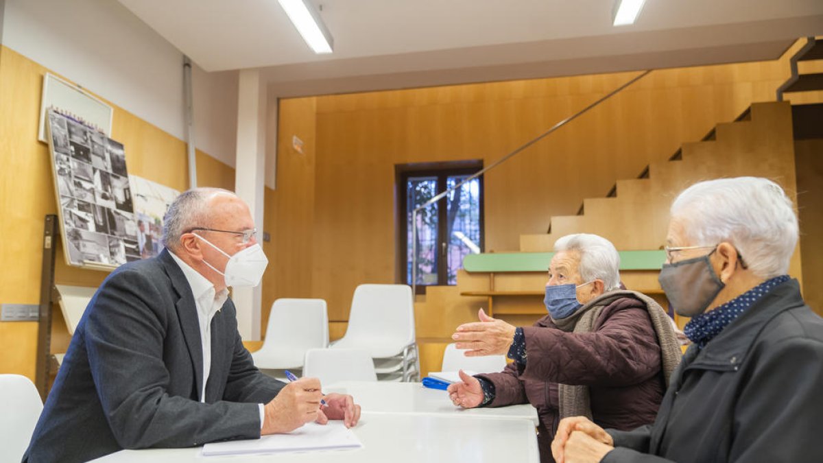 Una quinzena de veïns de la zona est han acudit a parlar amb l'alcalde de Reus