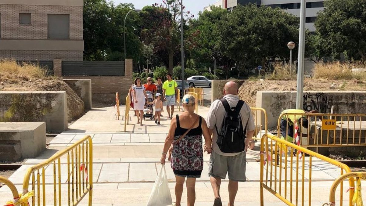 L'Ajuntament de Cambrils obre un pas de vianants per creuar la via al costat de l'antiga estació