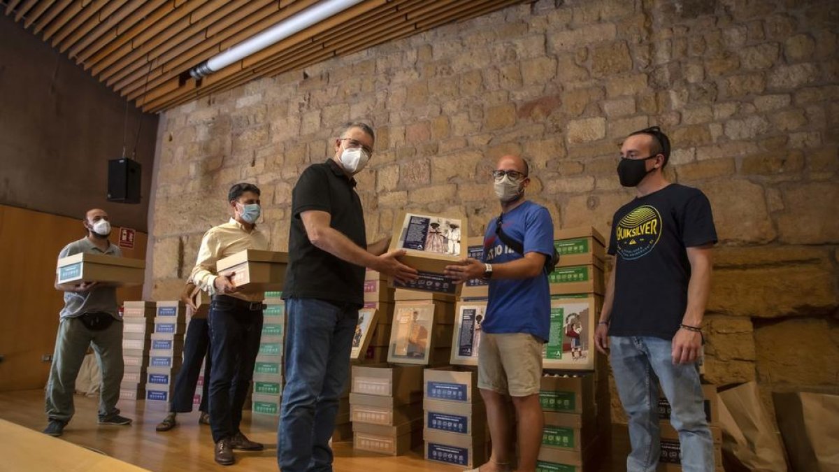 Les escoles de la ciutat reben 180 capses d'aprenentatge de Santa Tecla 700