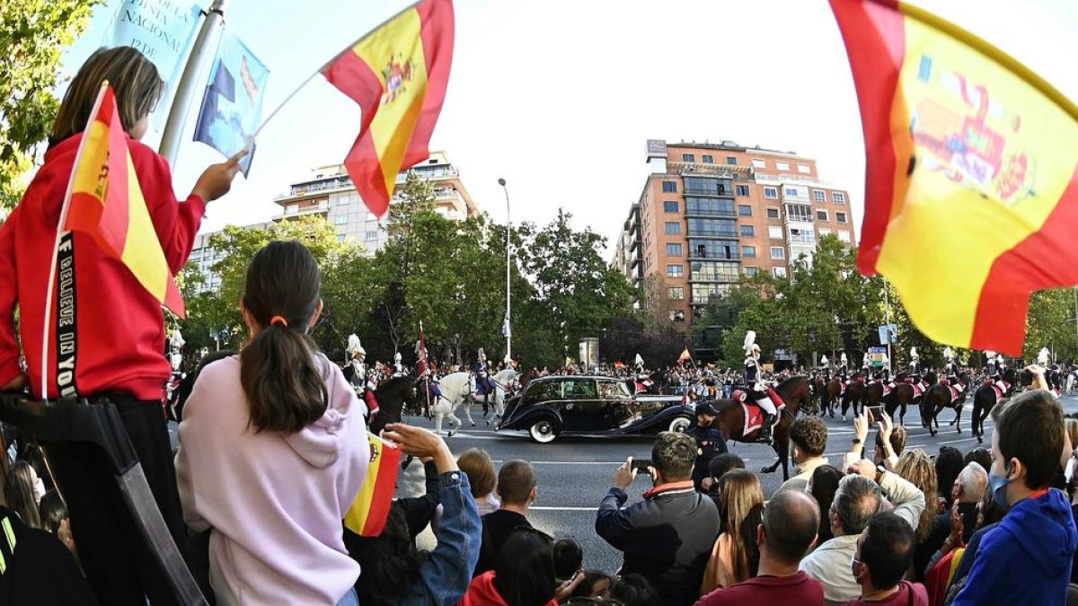 Aplaudiments al rei i xiulades a Sánchez en l'inici de la desfilada del 12 octubre