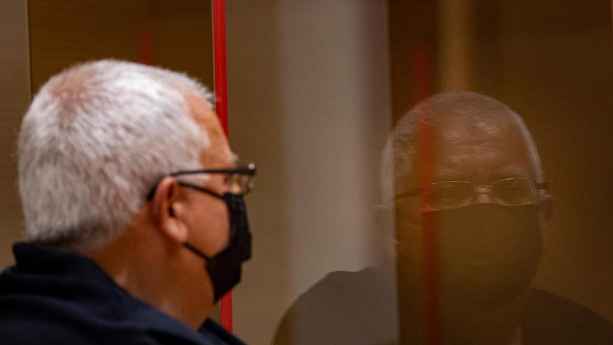 Dues de les víctimes del fotògraf acusat d'aprofitar-se de 41 menors afirmen que també va fotografiar les seves vagines