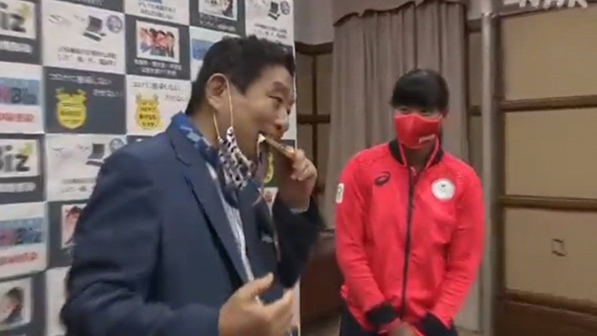 Una campeona olímpica de Japón recibirá una nueva medalla después de que el alcalde de la localidad mordiera la suya