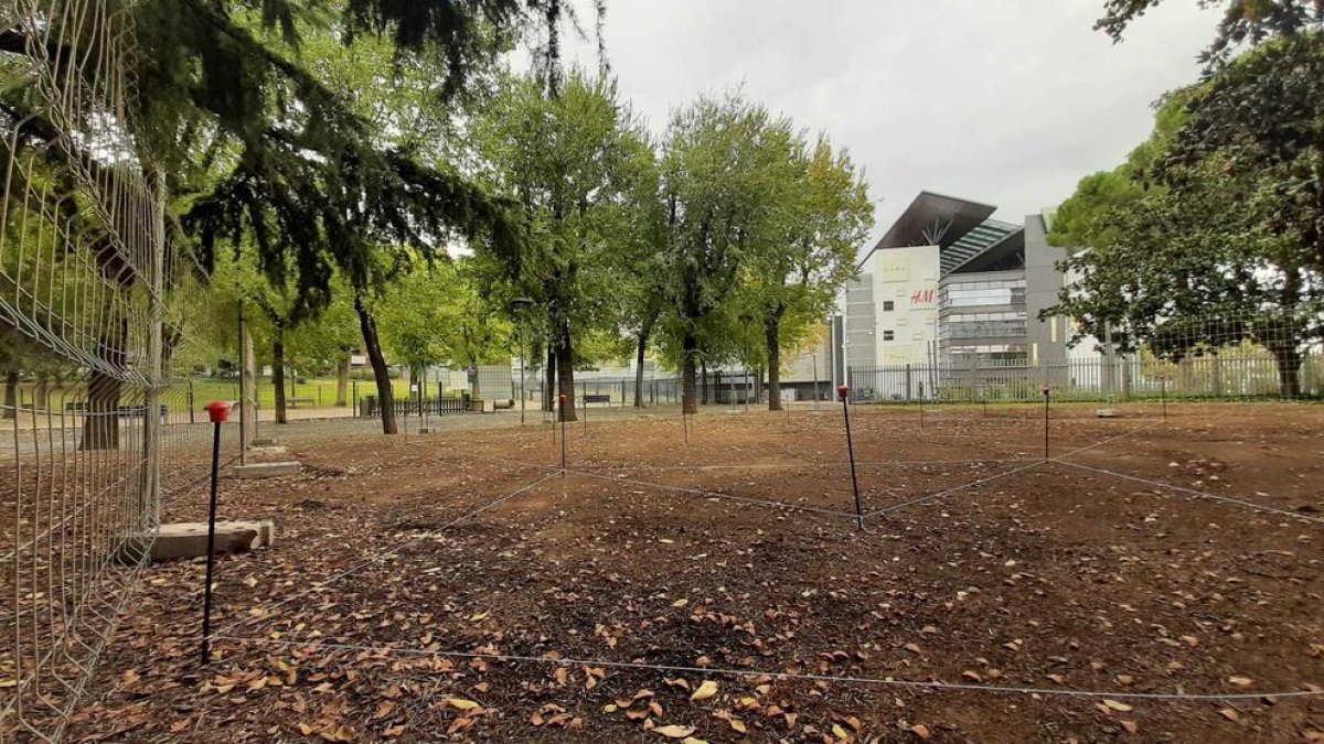 En marxa les obres del nou espai de joc infantil en forma de laberint del parc de Sant Jordi