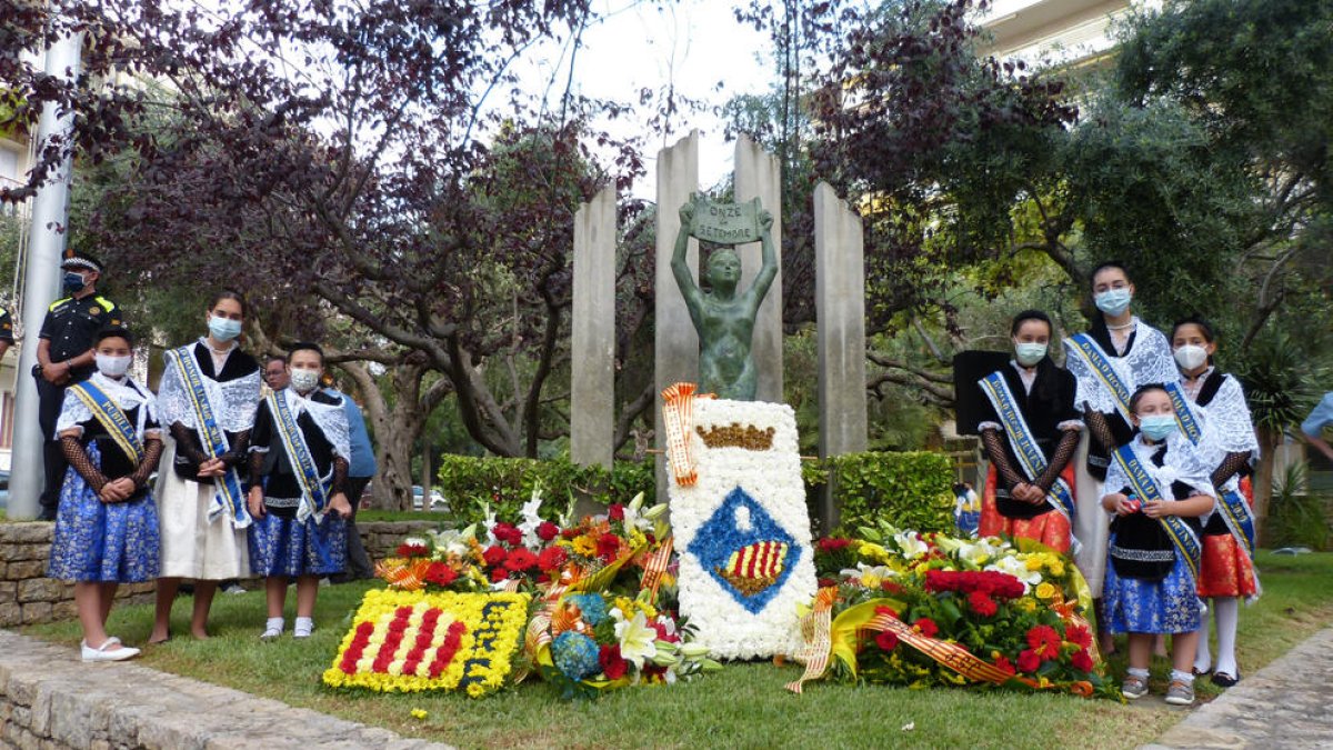 L'Ajuntament de Salou celebra la Diada amb una ofrena floral i ball de bastons