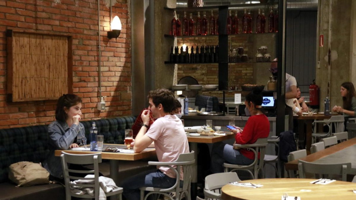 El Govern amplia a 10 els comensals per taula a l'interior de restaurants i autoritza el 60% de públic als grans espais
