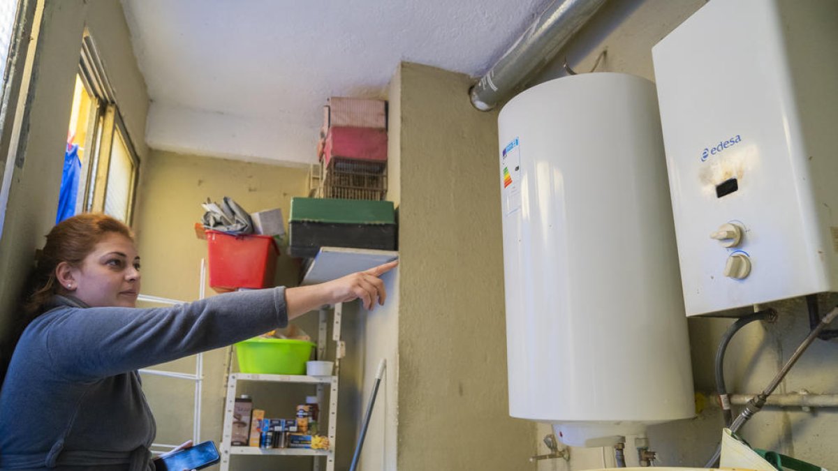 Vecinos de Campclar denuncian que llevan|traen casi dos años sin gas