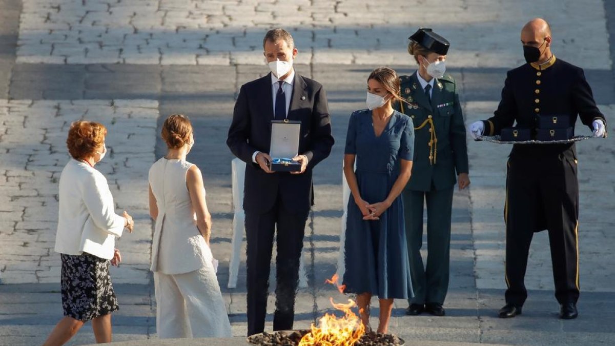 El homenaje institucional a las víctimas de la covid recuerda la tarea del personal sanitario muerto en el combate en el virus