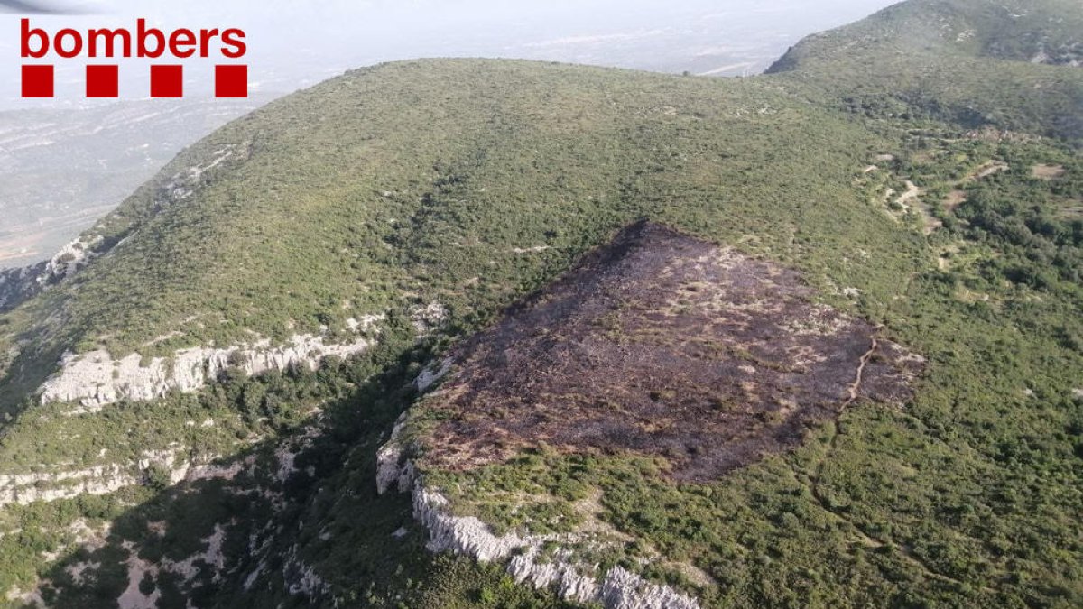 Extingit l'incendi de vegetació forestal a la serra del Montsià