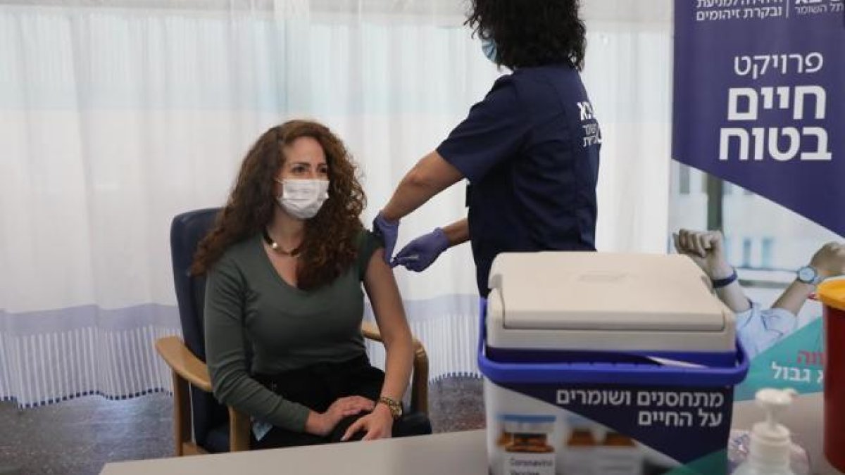 Por qué aumentan los casos de coronavirus al país que lidera las vacunaciones