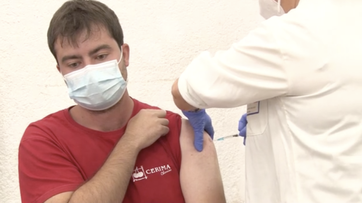 Resposta massiva dels temporers de la fruita dolça de la Ribera d'Ebre cridats a vacunar-se