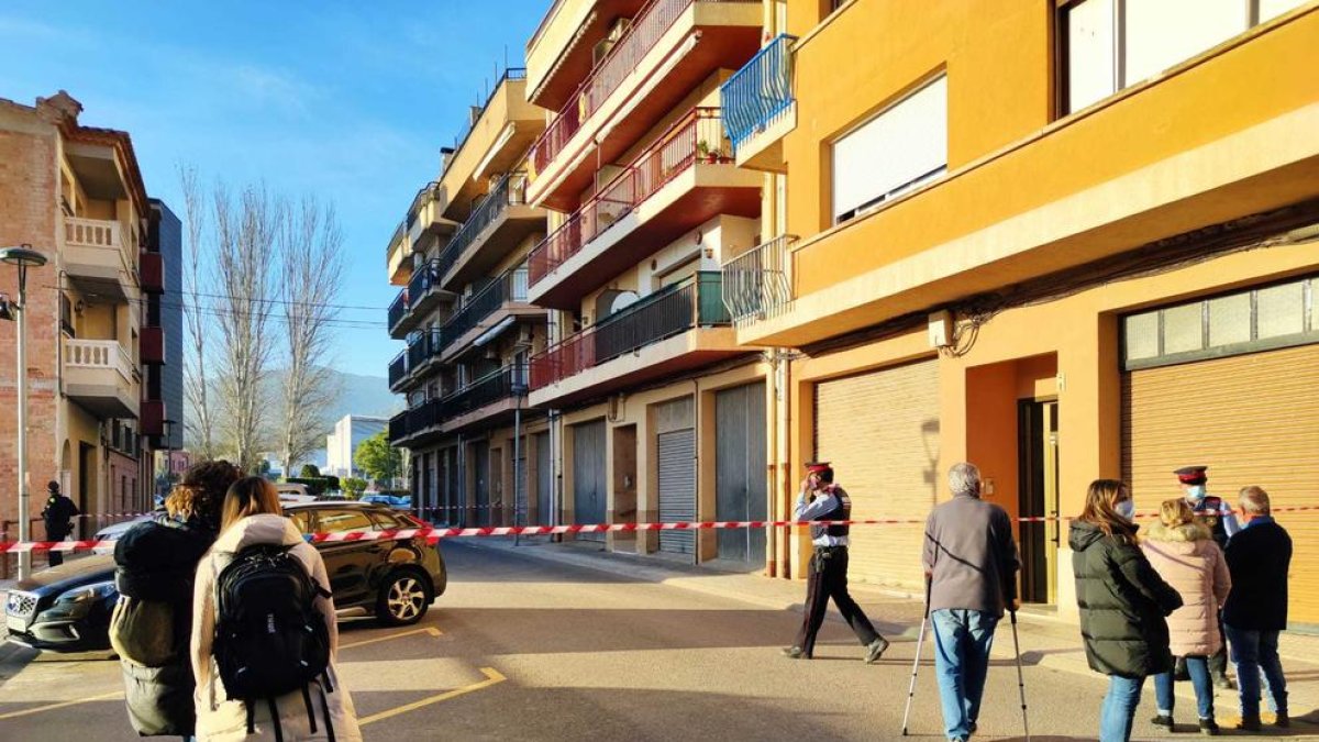 La policía desaloja el edificio donde vivía el pistolero para registrar su piso