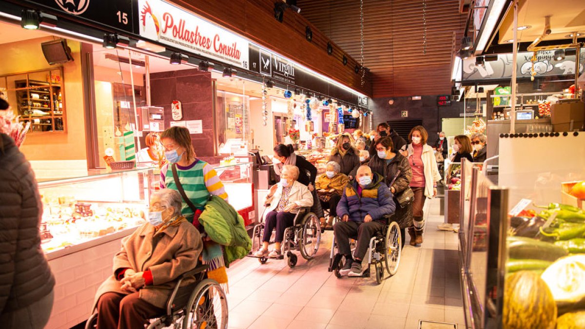Usuarios de la Residencia de la Mercè de Tarragona visitan el Mercado Central