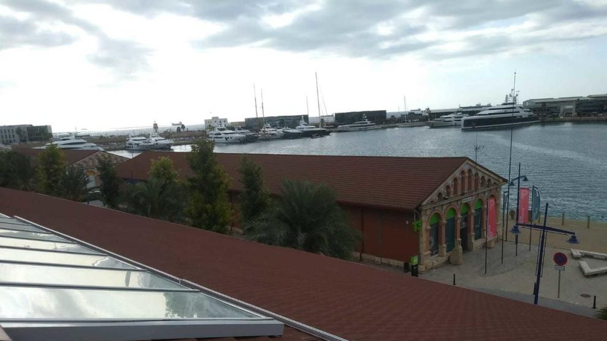 El Port de Tarragona empieza a instalar 588 paneles fotovoltaicos en la cubierta del nuevo Museo del Port