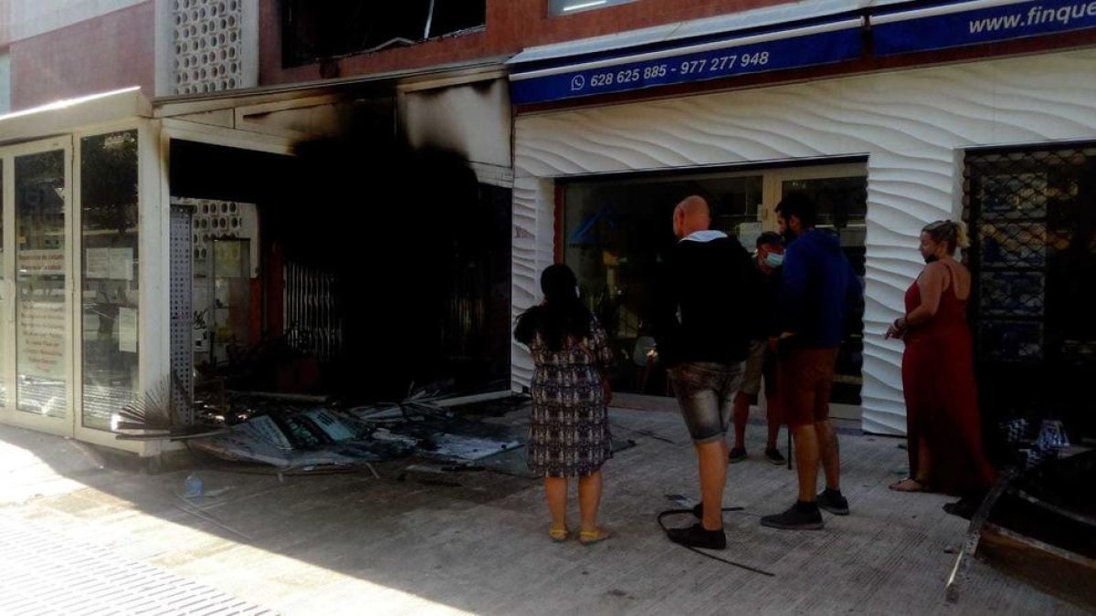 Crema una sabateria a la Via Roma de Salou durant la matinada