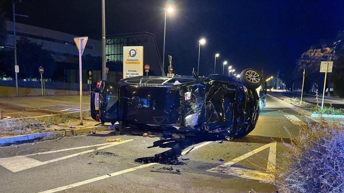 Destroza el coche en un accidente en la Avenida Bellissens de Reus
