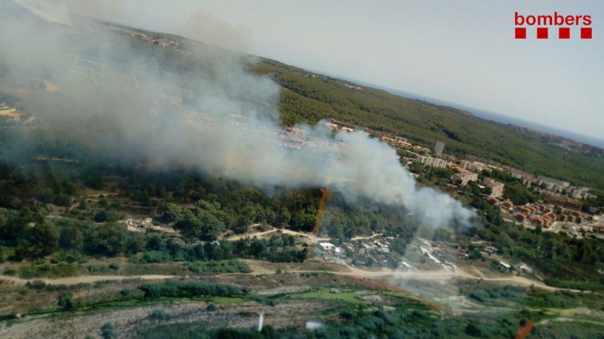 Incendio en una zona de vegetación en el barrio de Sant Salvador de Tarragona