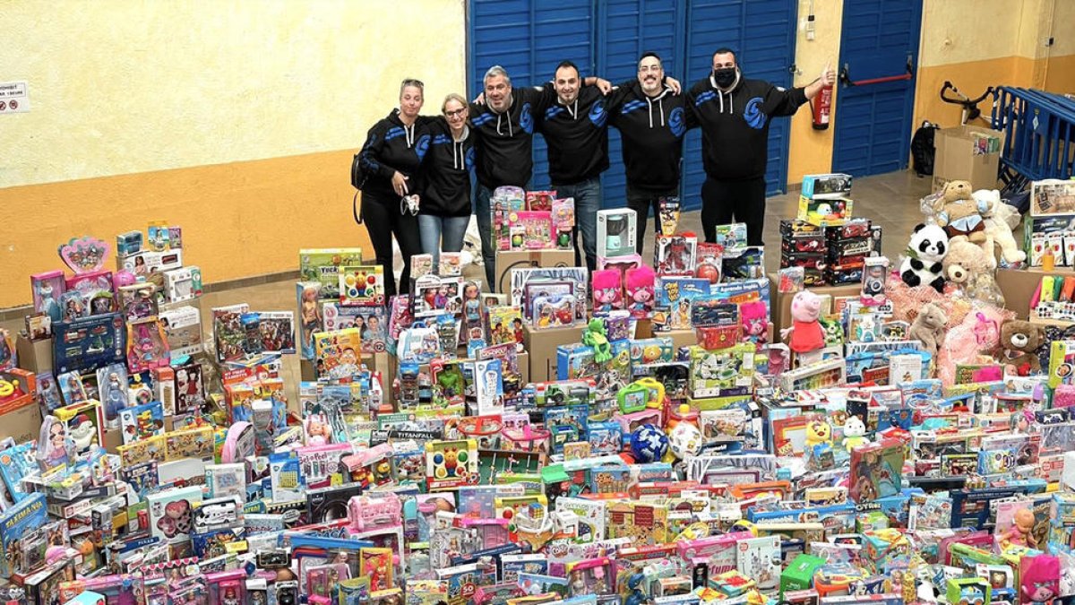 El Ayuntamiento de Roda de Berà y Blue Force recogen juguetes para los niños de la isla de La Palma