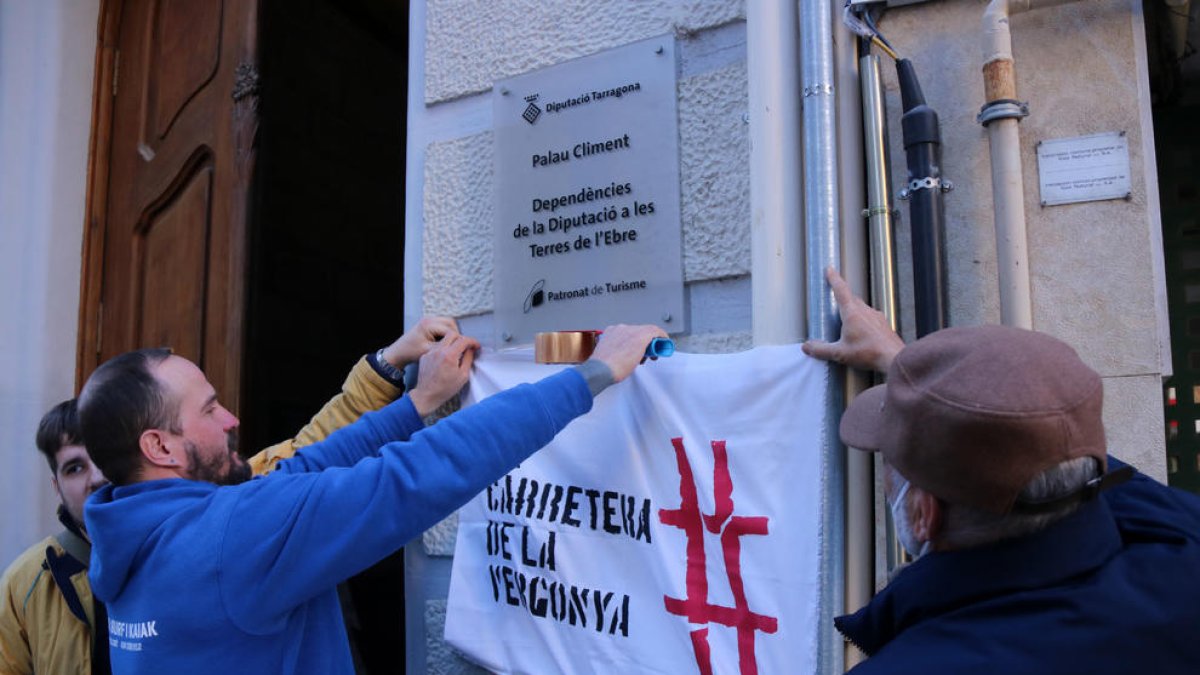 La plataforma Carretera de la Vergüenza exige a las administraciones que se dejen de pasar la pelota y mejoren la vía