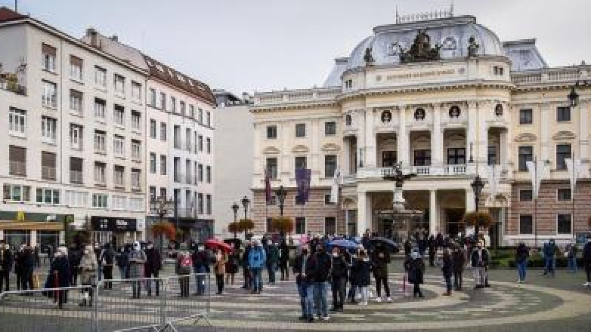 A Eslovàquia, metges que demanen immunitzar pateixen escarnis públics de negacionistes de les vacunes