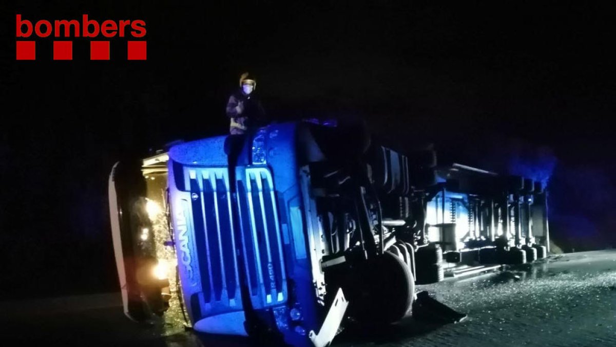 Retenciones en l'N-340 en Sant Carles de la Ràpita por|para el accidente de un camión