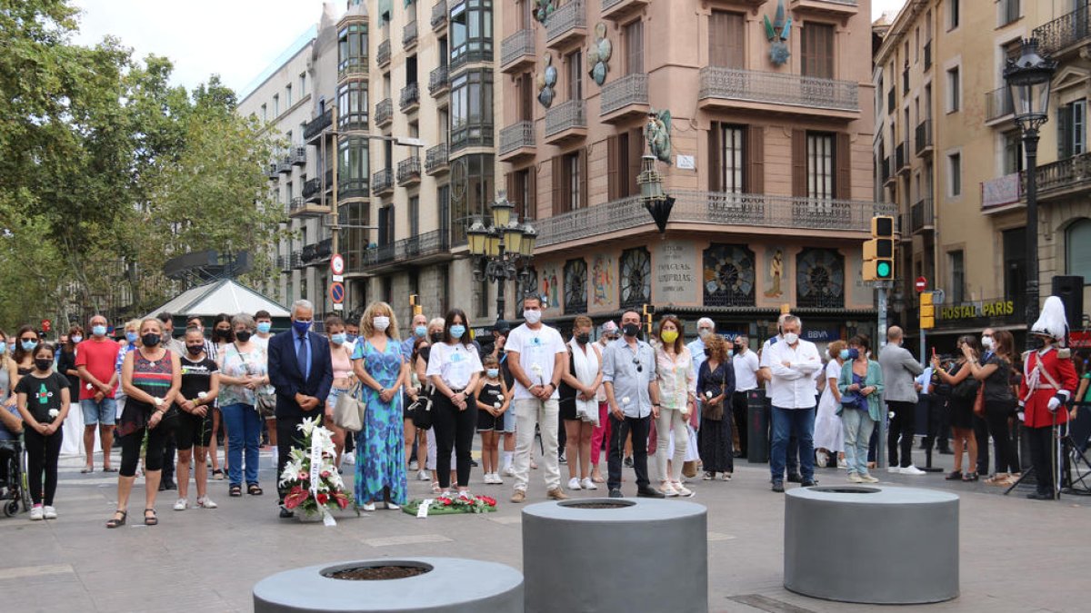 Sobri i emotiu homenatge a les víctimes dels atemptats de Barcelona en el quart aniversari de l'atac