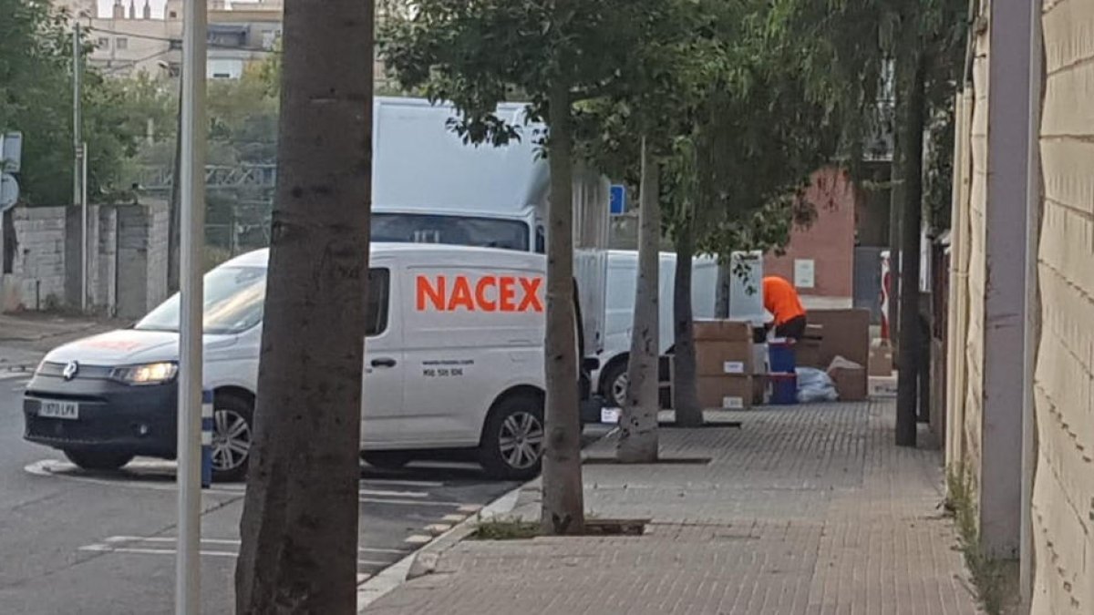 La Mineta denuncia que una empresa fa del carrer una «central logística»