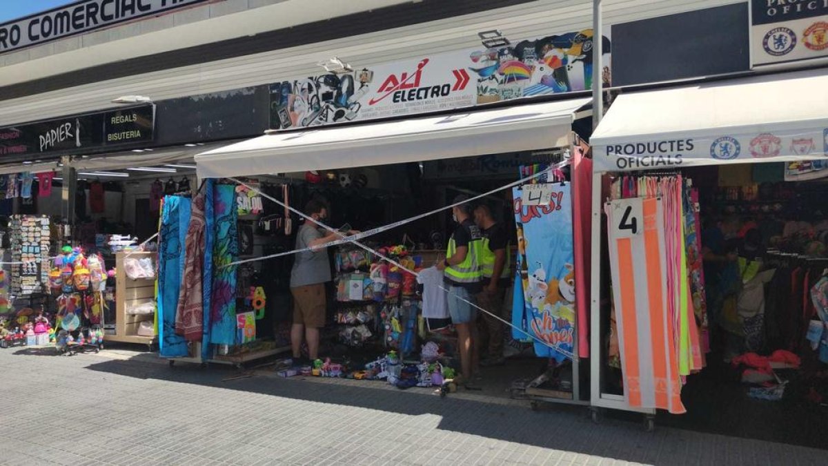 Important desplegament policial a Salou per detectar mercaderia il·legal i falsificada