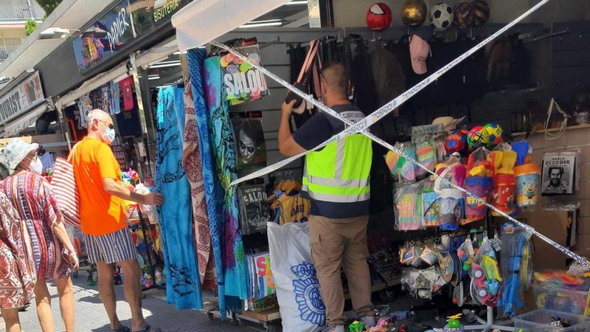 Importando despliegue policial a Salou para detectar mercancía ilegal y falsificada