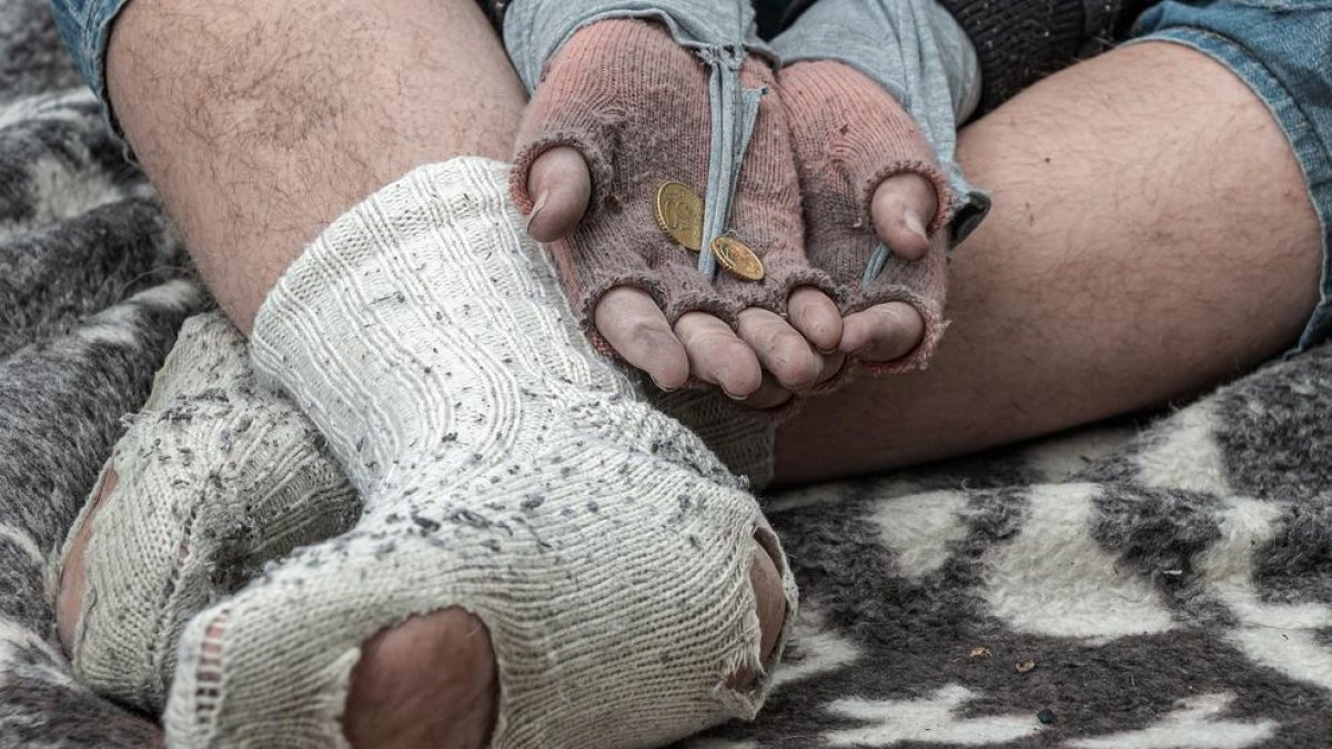 Los piden 21 años de prisión para utilizar a un anciano enfermo por mendigar