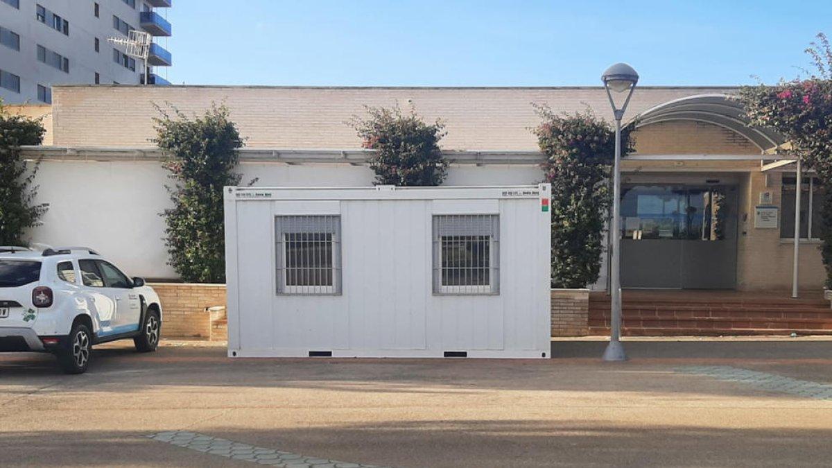 El CAP de l'Ampolla atén les consultes relacionades amb la covid en un mòdul extern