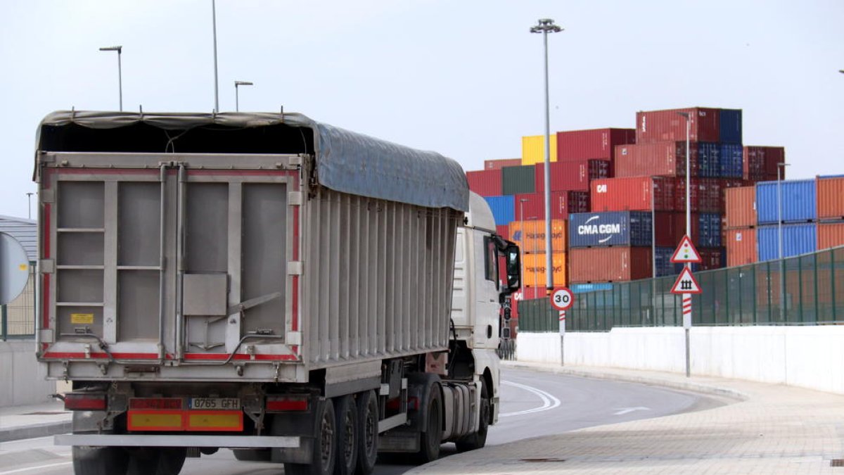 Los transportistas desconvocan la huelga después de llegar a un acuerdo «aceptable» con el gobierno de Sánchez