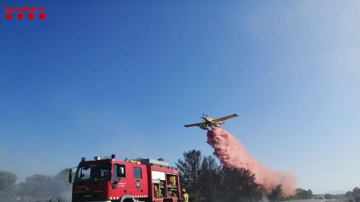 Un incendi de vegetació a l'Ametlla de Mar obliga tallar l'N-340, l'AP-7 i altera la circulació de la línia de Rodalies 16