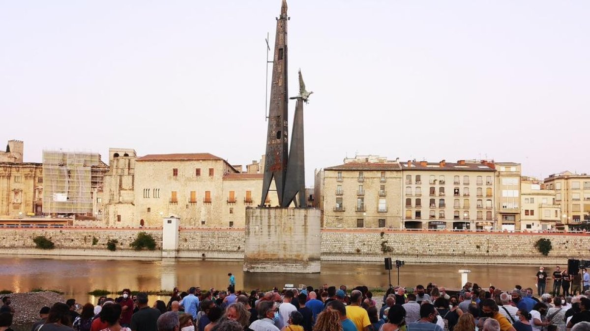 Desenes de persones exigeixen la retirada del monument franquista de Tortosa