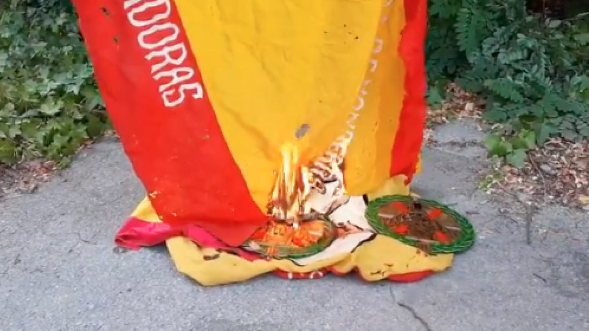 Un grup denominat Acció per la Independència destrueix simbologia d'una cripta de Montserrat dedicada als requetès