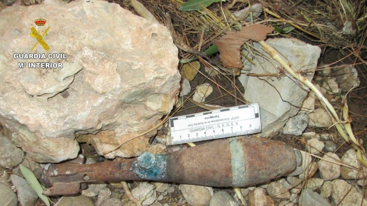 La Guàrdia Civil de Tarragona neutralitza dos projectils i una granada de la Guerra Civil