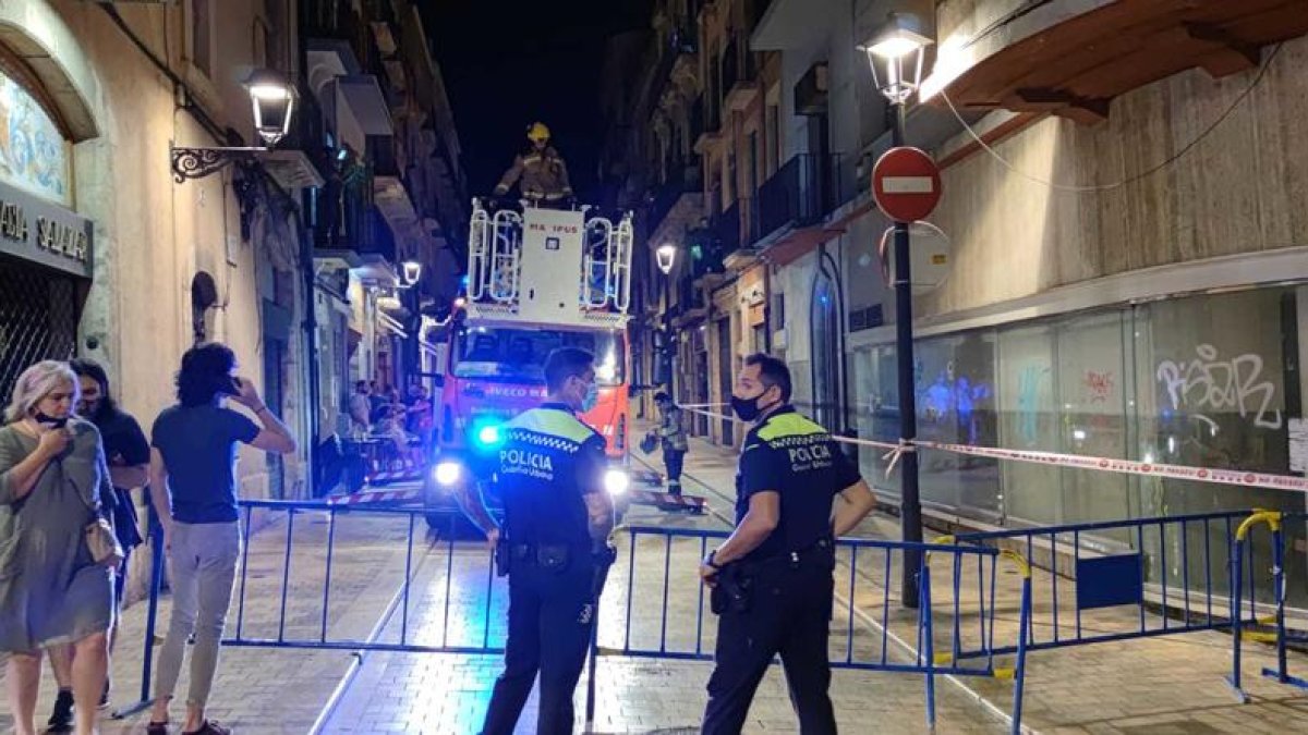 Ferida lleu una noia en el despreniment d'una cornisa del carrer Cós del Bou