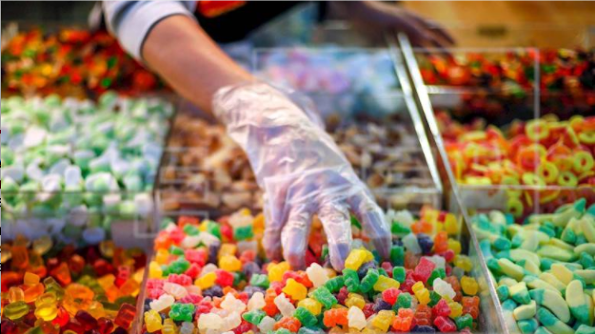 Intervenidas 400.000 'chuches' caducadas en establecimientos chinos de Madrid