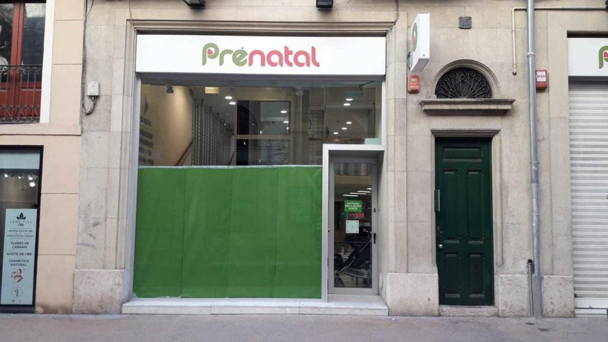 La tienda Prenatal del Arrabal Santa Anna de Reus baja la persiana