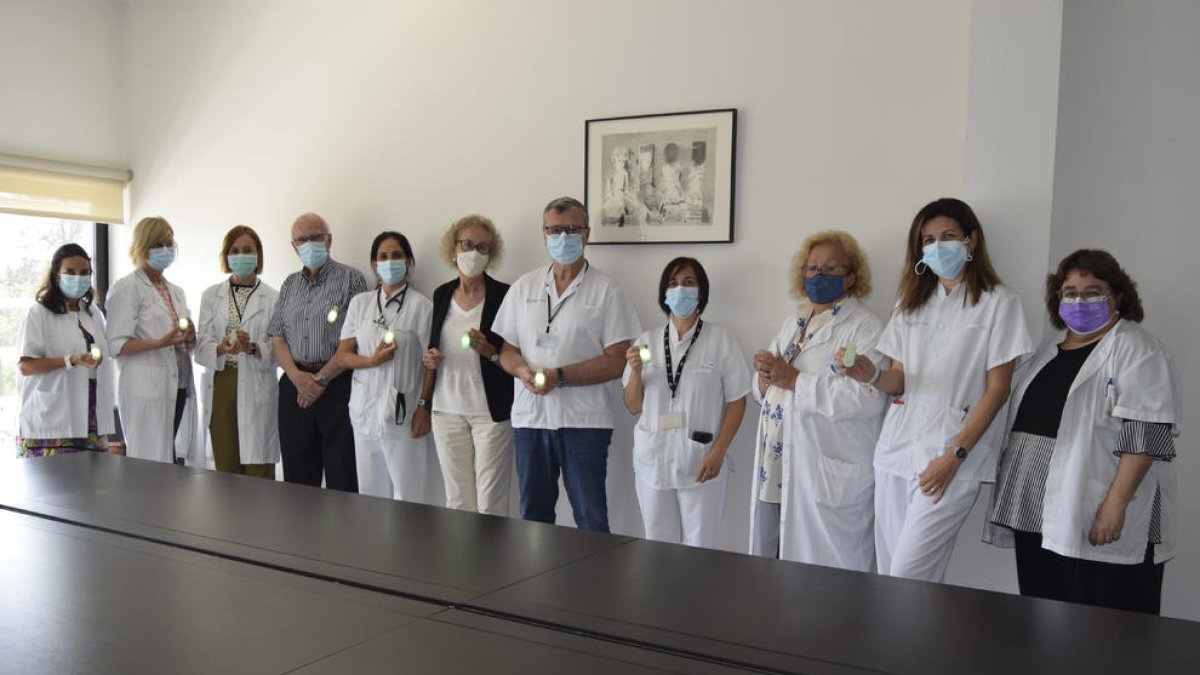 La Associació Amics de l'Hospital de Reus entrega 190 linternas para facilitar el descanso de las personas ingresadas