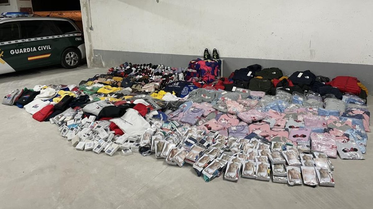 La Guardia Civil confisca material falsificado por valor de 58.000 euros al mercadet de la Ràpita