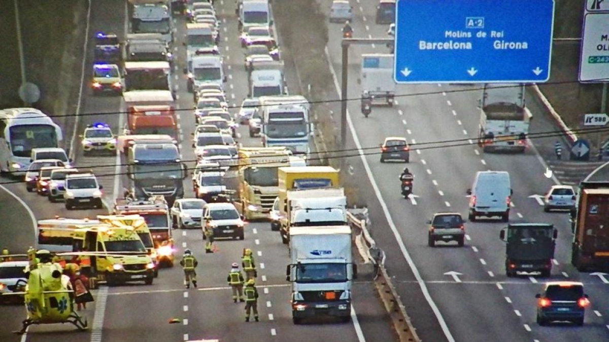 Mor un motorista de 24 de Cunit en un xoc amb un camió a l'A-2 a Castellbisbal