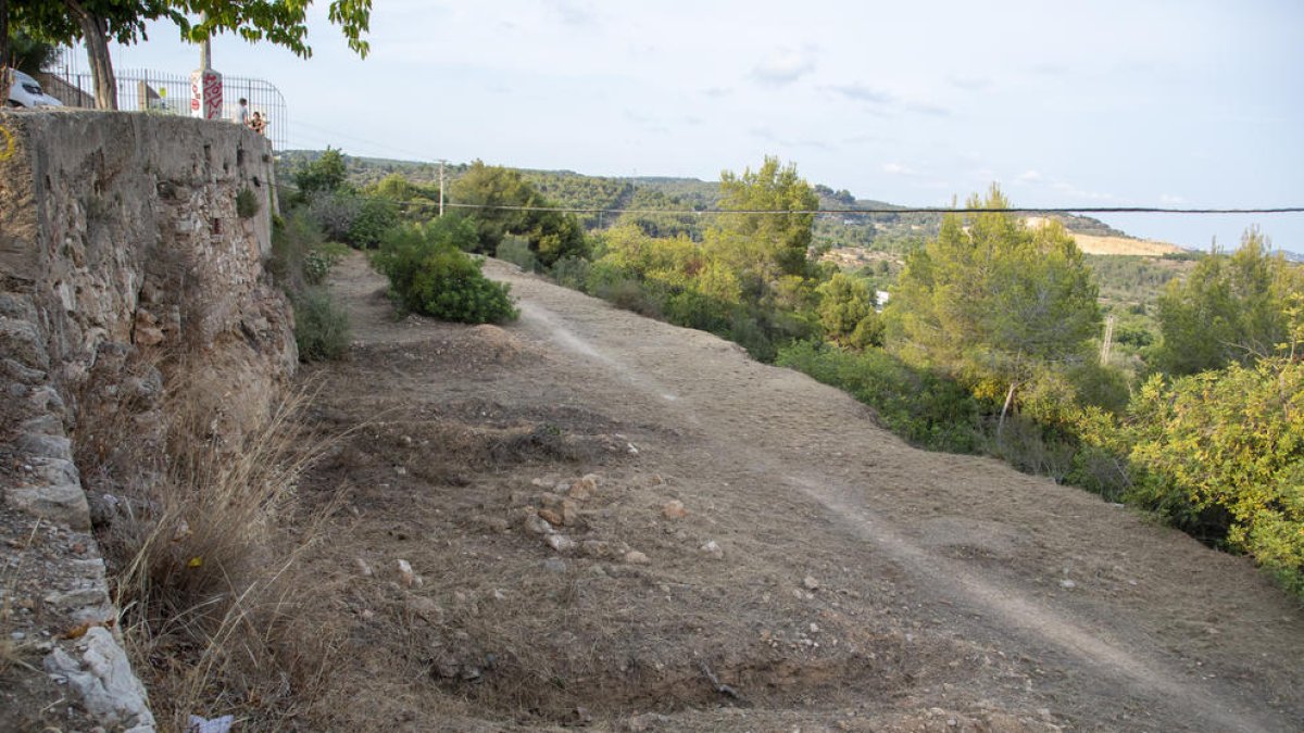 Els veïns del turó de l'Oliva de Tarragona fan un pas més per evitar acollir el pàrquing d'autocaravanes