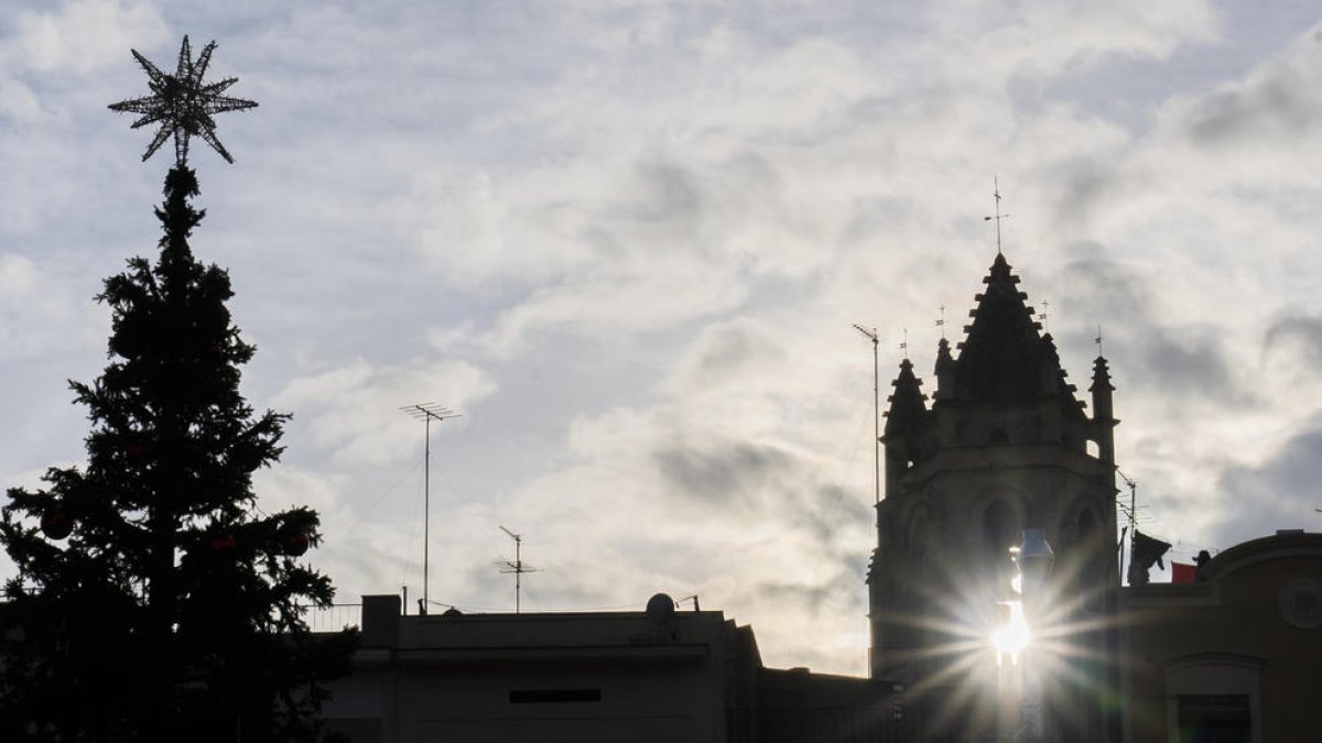 Arriba el Solstici d'Hivern de Reus amb el sol travessant el campanar de la prioral