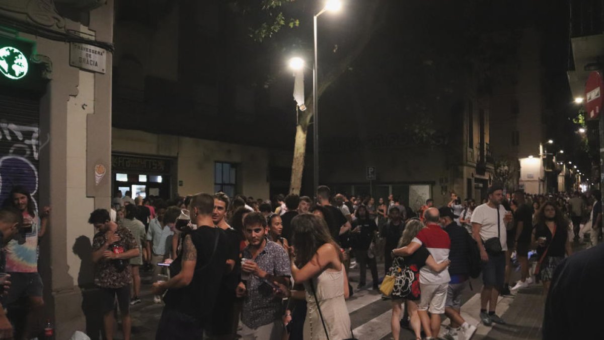 Aglomeraciones en Barcelona durante el primer viernes sin toque de queda: «Alargaremos tanto como nos deje a la policía»