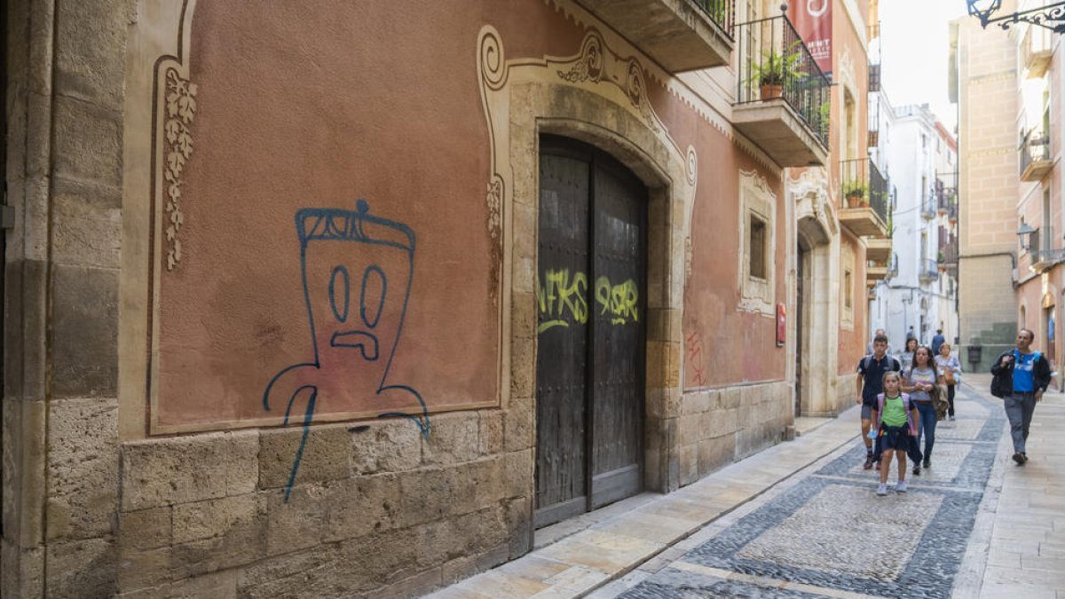 Tornen a pintar la façana de la Casa Castellarnau de Tarragona escassos dies després