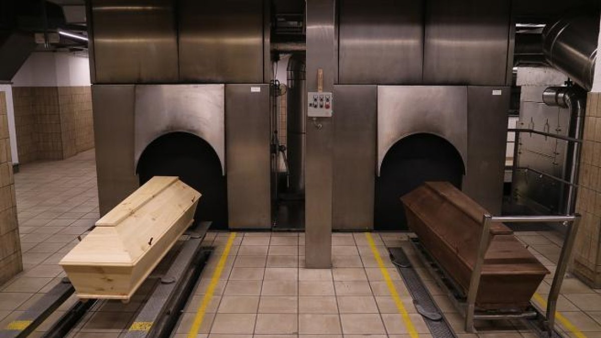 Rep per error les cendres d'un home en comptes de les de la seva mare que va morir per covid